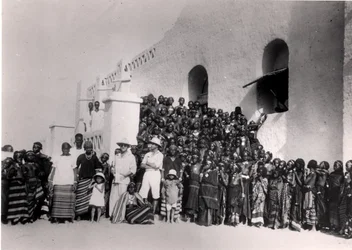 Gruppe junger Mädchen vor der Residenz in Filinge bei Nyamey, Niger, 1929